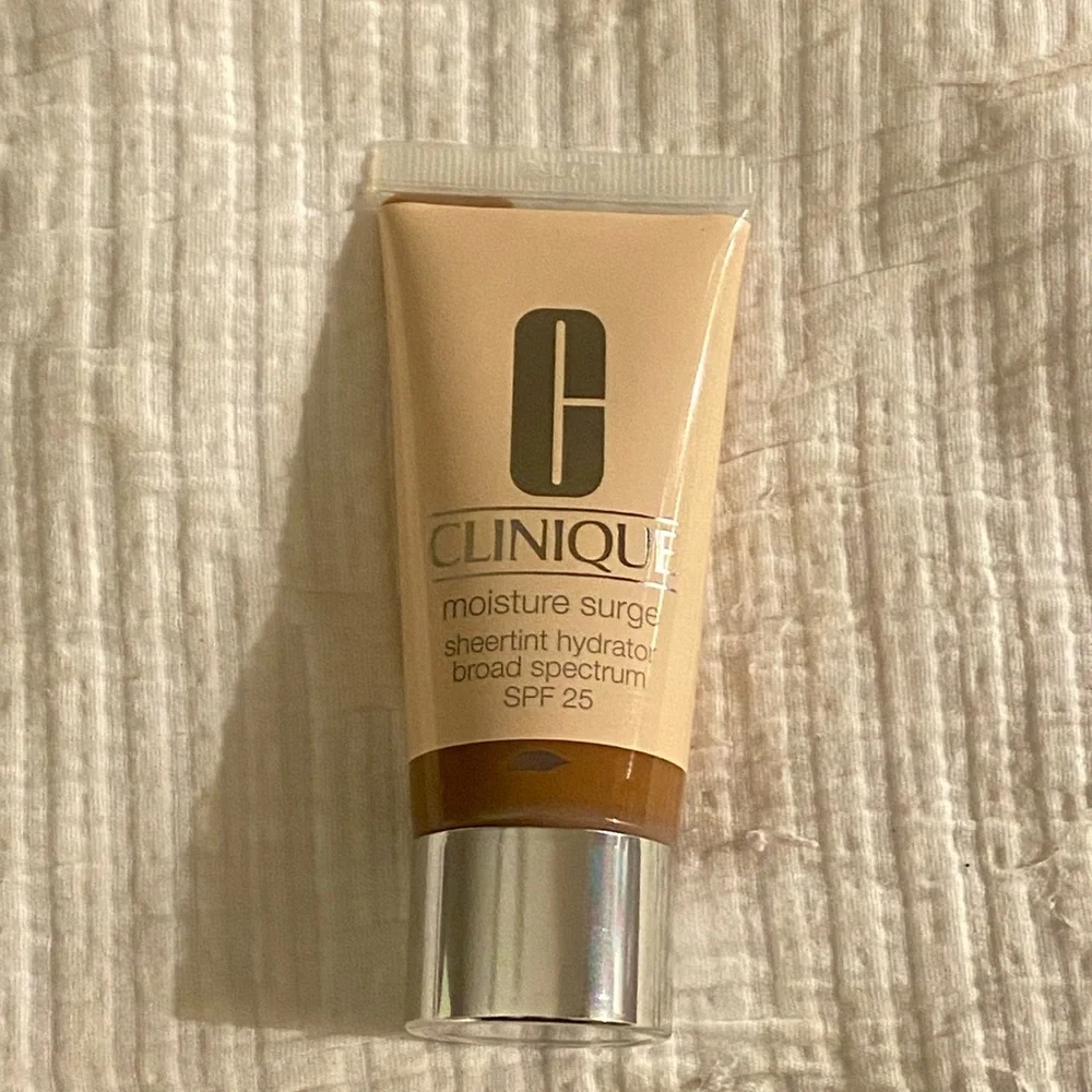 Clinique Moisture Surge Sheertint Hydrator Broad Spectrum SPF 25 Universal Deep